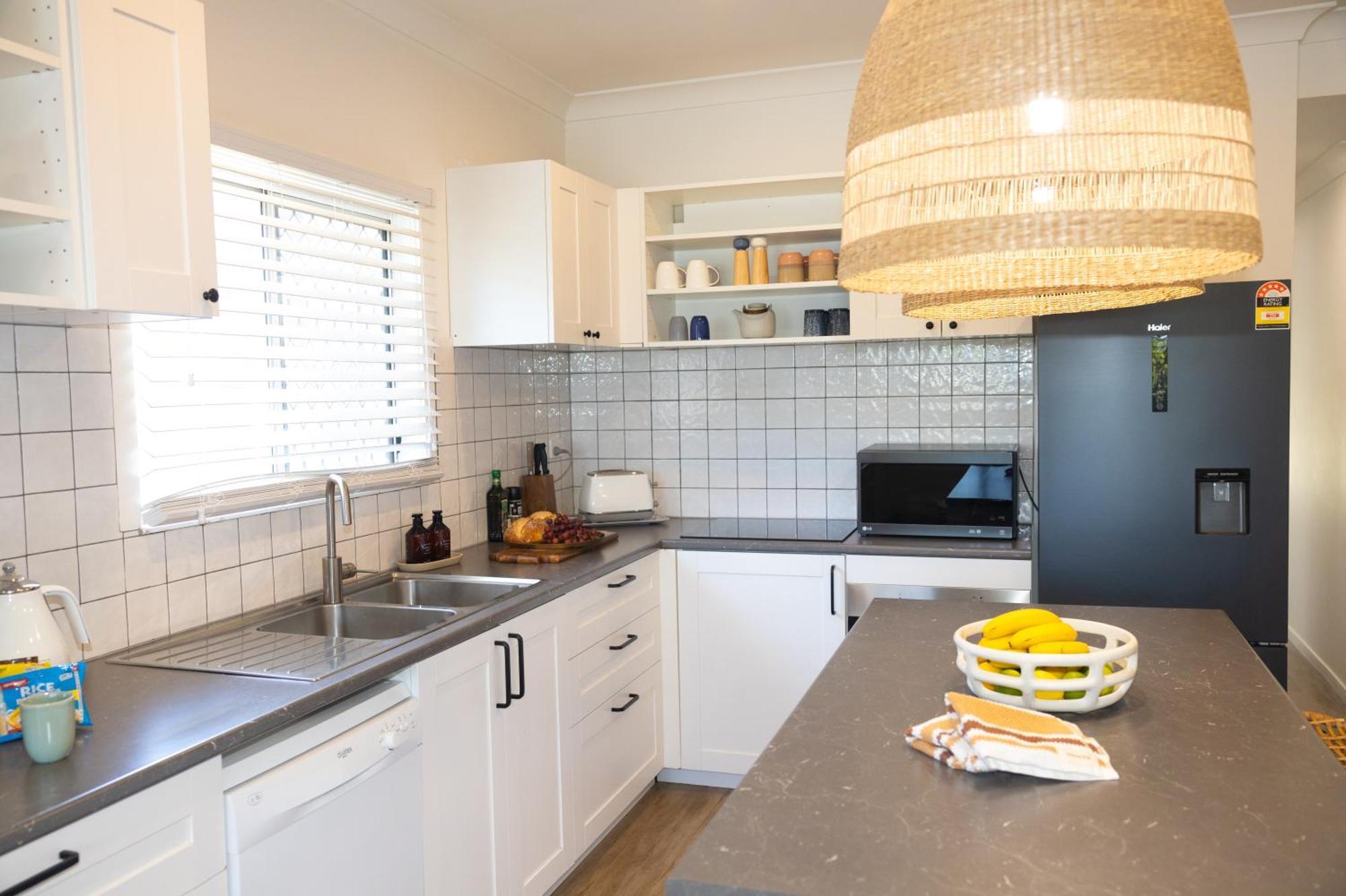Comfortable Beach Home Скарбъро Екстериор снимка